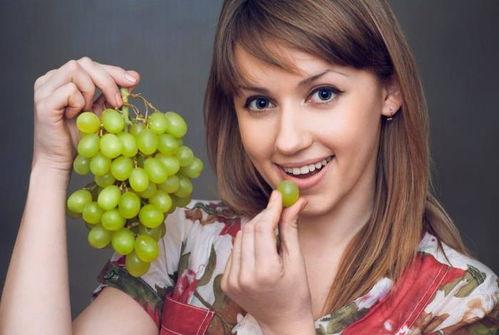 美女在葡萄园吃瓜视频,甜蜜瞬间引网友热议