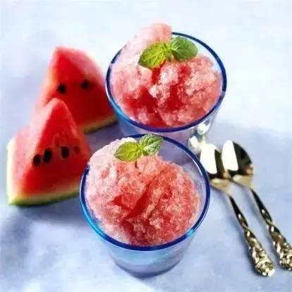 吃瓜女友冷饮视频,女友吃瓜冷饮视频走红网络