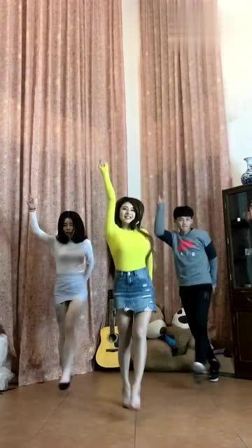 吊带姐跳舞吃瓜群众视频,吃瓜群众纷纷热议