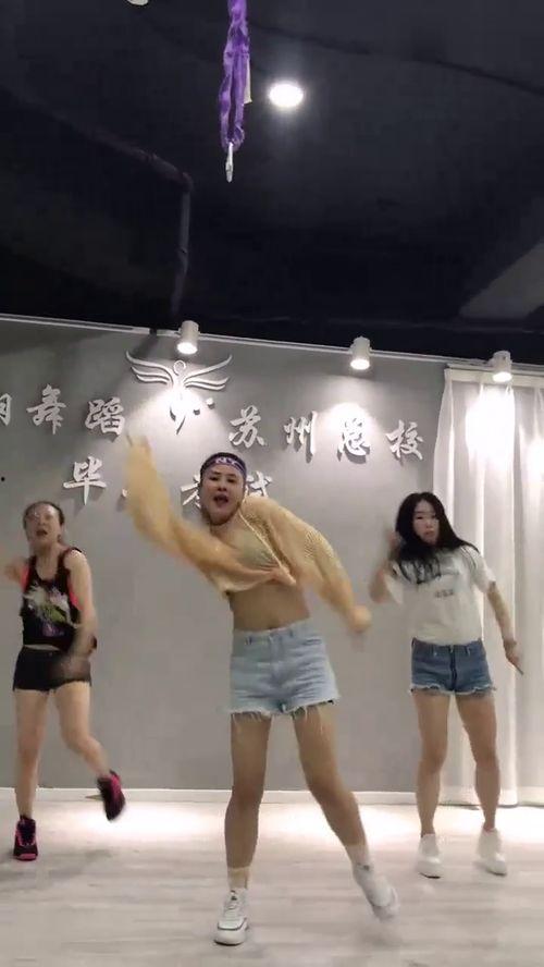 吊带姐跳舞吃瓜群众视频,吃瓜群众纷纷热议