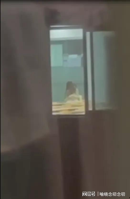 女孩吃瓜视频教学,女孩吃瓜视频引领校园潮流