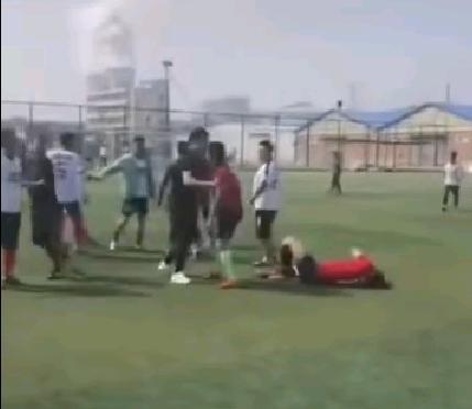 吃瓜群众球场斗殴视频,吃瓜群众目睹激烈斗殴瞬间