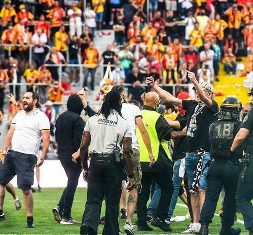 吃瓜群众球场斗殴视频,吃瓜群众目睹激烈斗殴瞬间