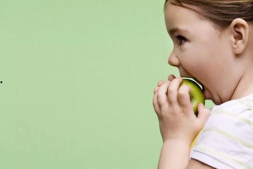 小孩吃瓜伤感视频素材大全,小孩吃瓜伤感瞬间，触动人心