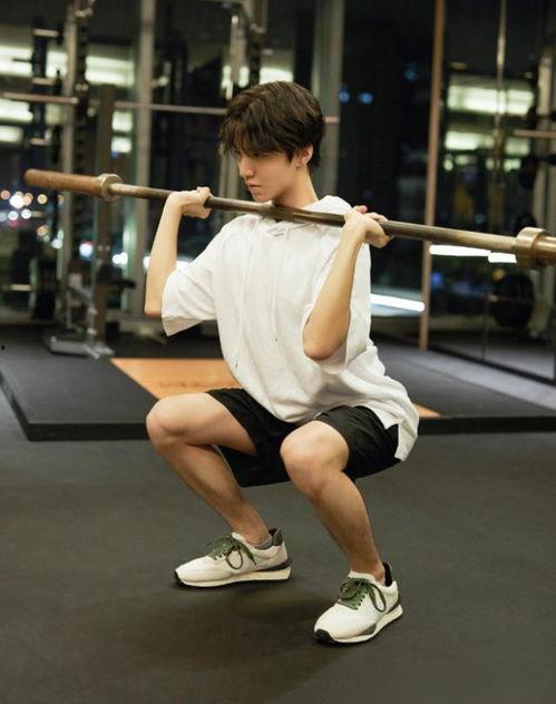 健身视频吃瓜图片大全,趣味健身图鉴