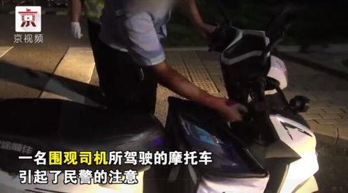 吃瓜群众坐着看戏视频,现场直播看戏盛况