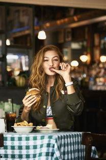 超模何穗豪吃瓜视频大全,超模的趣味生活瞬间