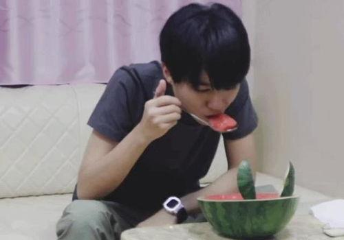 王俊凯吃瓜搞笑视频,太可爱了！