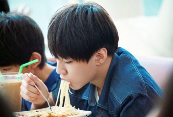 王俊凯吃瓜搞笑视频,太可爱了！