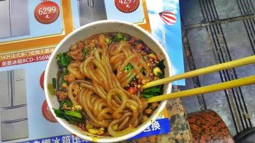 瓜妞吃酸辣粉视频,酸辣滋味，舌尖上的快乐之旅