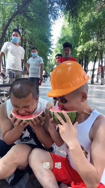 李老板吃瓜完整视频,趣味横生，笑料百出